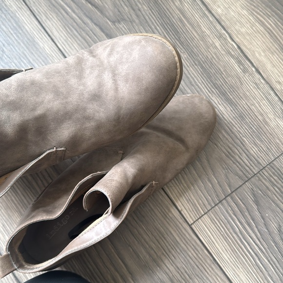 Brown Indigo Rd. Booties size 9.5 - Picture 9 of 10